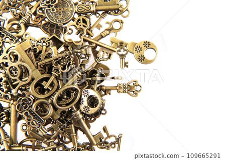 old vintage keys isolated 109665291