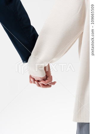 A man holding hands 109665509