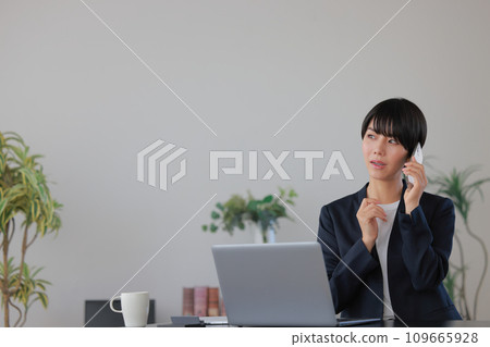 女商人 1 在打電話時想起了一些困擾她的事情 109665928