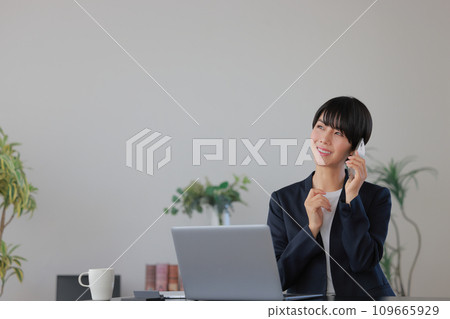 商界女強人一邊打電話一邊記住 1 109665929