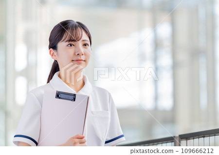 A young nurse 109666212