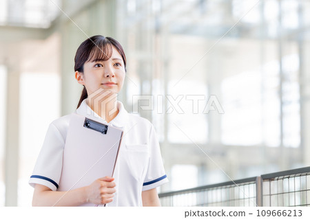 一位年輕的護士 一位年輕的護士 109666213