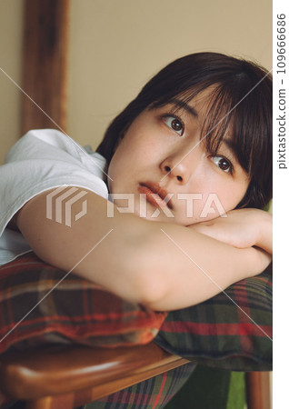 在日式房間放鬆的年輕女子 在日式房間放鬆的年輕女子 109666686