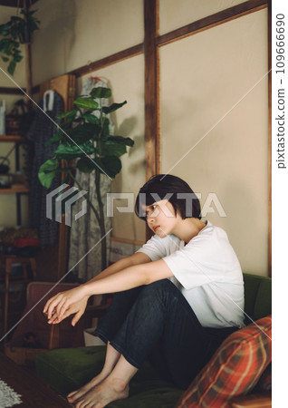 Young woman relaxing in a room 109666690