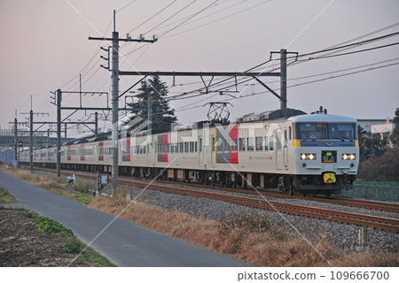 高崎線 岡部深谷 JR 東日本 185 系 OM08 編組(大宮)水上 高崎線 岡部深谷 JR 東日本 185 系 OM08 編組(大宮)水上 109666700