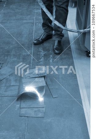 Laser metal cleaning. Metal cleaning with laser from rust. New modern innovative technologies. Metal laser cleaning with portable equipment. Cleansing laser. Highly concentrated powerful radiation. 109667534