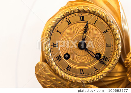Ancient chiming mantel clock. Clock face with Roman numerals 109668377