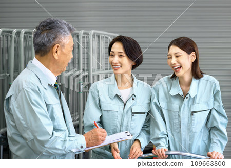 多代工人在倉庫盤點庫存 多代工人在倉庫盤點庫存 109668800