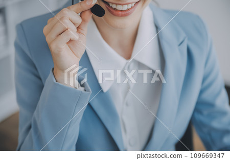 Customer service representative with curly hair talking through headset Customer service representative with curly hair talking through headset 109669347