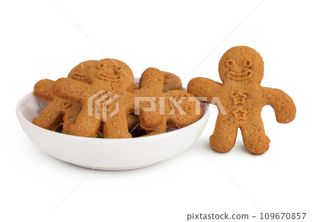 Gingerbread man in ceramic bowl isolated on white background 109670857