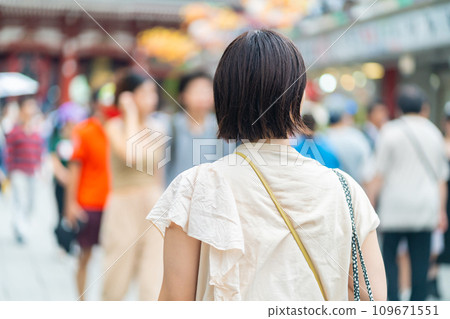 享受觀光的女性 在觀光地散步的女性 度假旅行的女性 享受觀光的女性 在觀光地散步的女性 度假旅行的女性 109671551