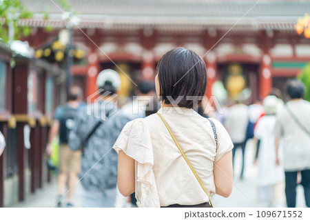 旅行的女性 旅遊景點拍照的女性 享受觀光的女性 旅遊景點漫步的女性 度假旅行的女性 旅行的女性 旅遊景點拍照的女性 享受觀光的女性 旅遊景點漫步的女性 度假旅行的女性 109671552