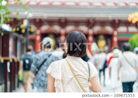 旅行的女性 旅遊景點拍照的女性 享受觀光的女性 旅遊景點漫步的女性 度假旅行的女性 旅行的女性 旅遊景點拍照的女性 享受觀光的女性 旅遊景點漫步的女性 度假旅行的女性 109671553