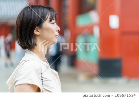 旅行的女性 旅遊景點拍照的女性 享受觀光的女性 旅遊景點漫步的女性 度假旅行的女性 109671554