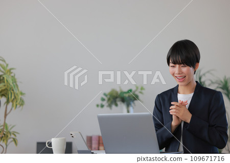看著 PC 1 時想出好主意的女商人 看著 PC 1 時想出好主意的女商人 109671716