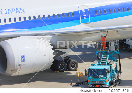 Jet refueling refueling jet fuel airport operations 109671836