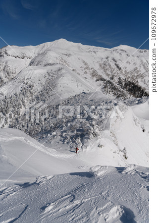 從劍嶺山到釜村山的登山道上看到冬天的釜村山 109672978
