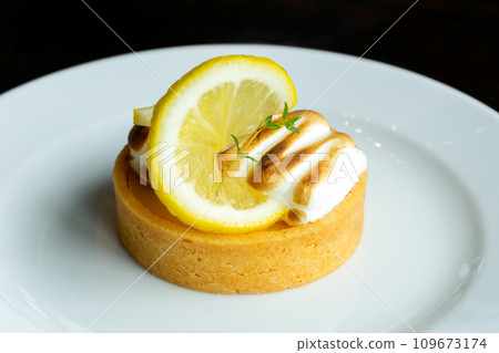 Closeup of a homemade lemon tart decorated and lime slices 109673174