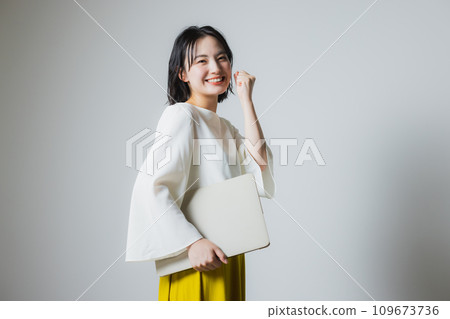 有筆記型電腦的女人 109673736