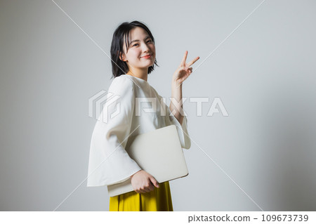 A woman with a laptop 109673739