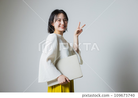 A woman with a laptop 109673740
