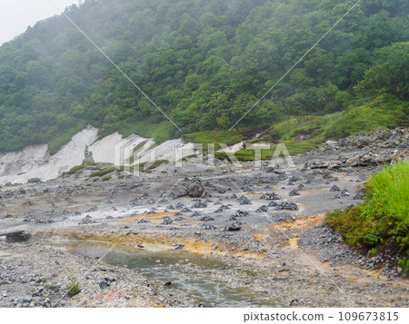 有很多堆積的石頭的風景 109673815