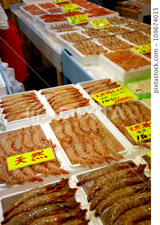 Box sales of wild shrimp @Fresh Fish Center/Fish Market 109674015