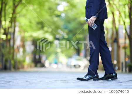 一個拿著塑膠瓶走路的人的商業形象 一個拿著塑膠瓶走路的人的商業形象 109674040