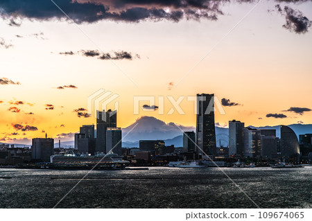 [神奈川縣] 橫濱港未來城市景觀的日落 109674065