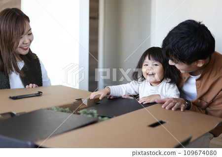 Parent and child assembling a Christmas tree 109674080