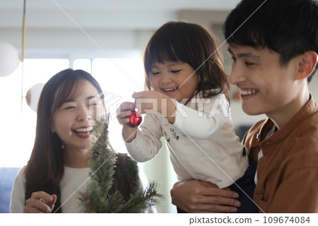 父母與孩子組裝聖誕樹 父母與孩子組裝聖誕樹 109674084