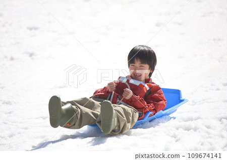 玩雪橇的男孩 109674141