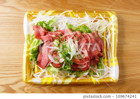 日式烤牛肉沙拉 109674241