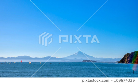 View of Shonan Enoshima and Mt. Fuji in autumn 109674329