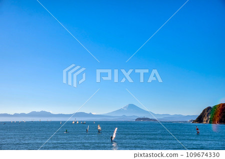 View of Shonan Enoshima and Mt. Fuji in autumn 109674330