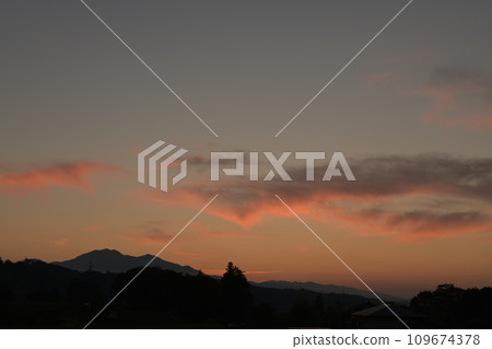 Hakushu-cho, Hokuto City, eastern sky with donut-shaped sunrise clouds floating in the sky 109674378