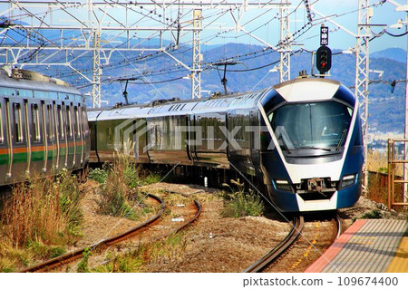 Take the luxury limited express to Izu ... Limited express "Safir Odoriko" E261 series 109674400