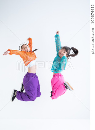 跳躍的兒童舞者 109674412