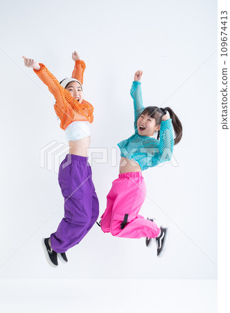 跳躍的兒童舞者 109674413