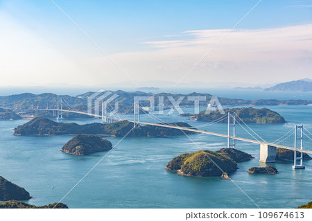 從龜老山展望台眺望瀨戶內島波海峽來島海峽大橋 從龜老山展望台眺望瀨戶內島波海峽來島海峽大橋 109674613