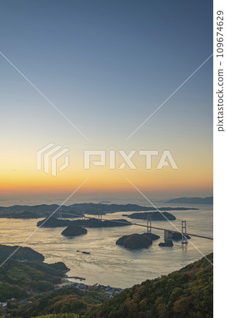 瀨戶內島波高速公路的夕陽 瀨戶內島波高速公路的夕陽 109674629