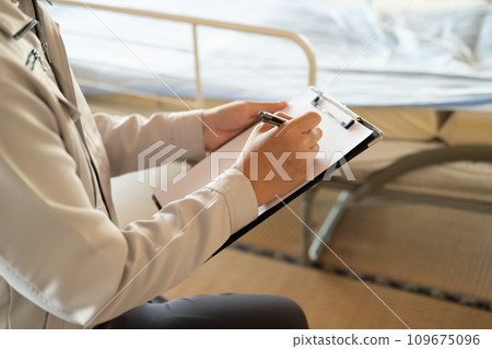 穿著灰色工作服的承包商的檢查和評估系列 109675096