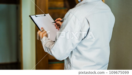 穿著灰色工作服的承包商的檢查和評估系列 109675099