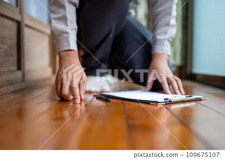 Inspection and estimate series of contractors wearing gray work clothes Inspection and estimate series of contractors wearing gray work clothes 109675107