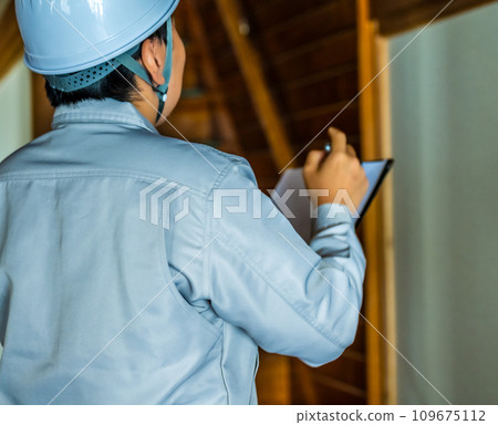 Inspection and estimate series of contractors wearing gray work clothes 109675112
