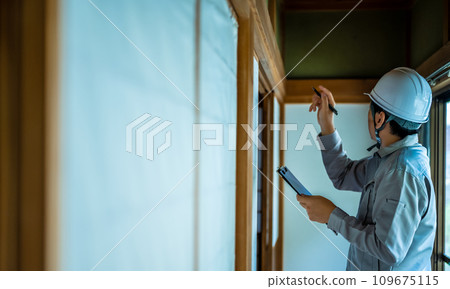 Inspection and estimate series of contractors wearing gray work clothes 109675115