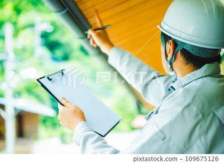 穿著灰色工作服的承包商的檢查和評估系列 109675126