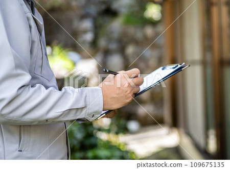 穿著灰色工作服的承包商的檢查和評估系列 穿著灰色工作服的承包商的檢查和評估系列 109675135