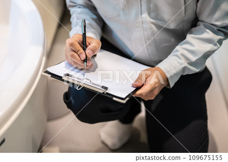 Inspection and estimate series of contractors wearing gray work clothes 109675155