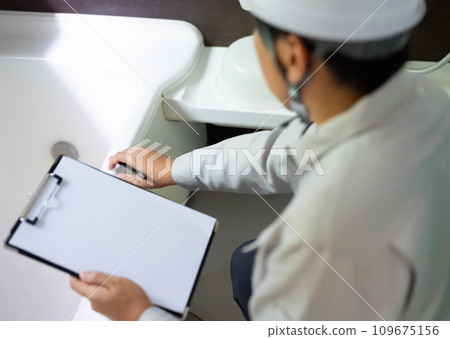 Inspection and estimate series of contractors wearing gray work clothes 109675156